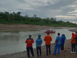 Bocah 7 Tahun Terseret Arus Sungai Citarum Bekasi Saat Cari Kerang