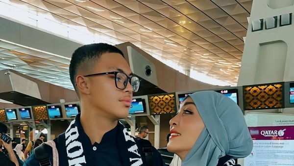 Umrah Perdana Angelina Sondakh