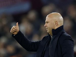 Puas dengan Skuad Liverpool, Slot Gak Belanja Januari?