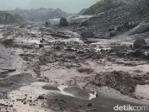 Semeru Luncurkan Banjir Lahar Dingin ke Aliran Sungai Pronojiwo Lumajang Semeru Luncurkan Banjir Lahar Dingin ke Aliran Sungai Pronojiwo Lumajang