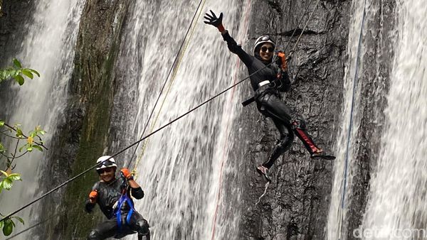 Berpetualang Lewat Canyoning di Gunung Menir Bogor