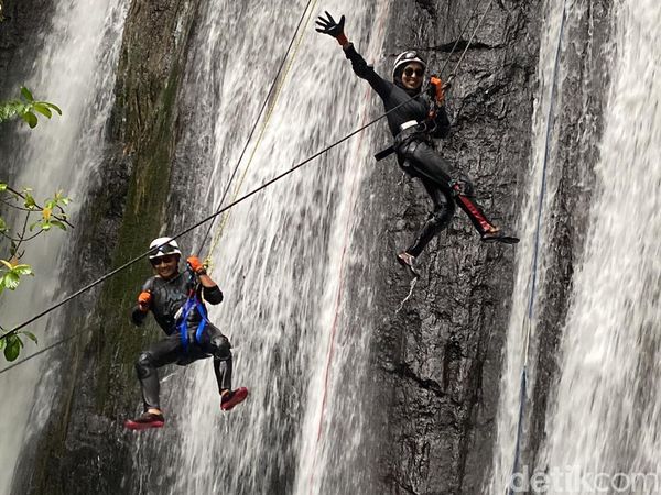 Berpetualang Lewat Canyoning di Gunung Menir Bogor