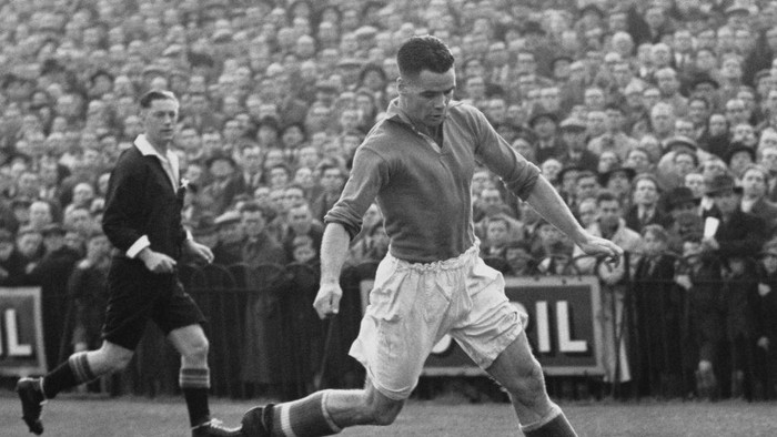Billy Liddell Referee RJ Leafe looks on as Billy Liddell (1922 - 2001) from Scotland and Outside Left for Liverpool Football Club running with the football prepares to pass during the English League Division One match against Fulham on 29th October 1949 at the Craven Cottage stadium in Fulham, West London, England. Liverpool won the match 1 - 0. (Photo by Fox Photos/Hulton Archive/Getty Images).