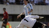 Carlos Erwin Arias. Messi punya 11 gol melawan Bolivia, tapi tidak satu pun yang dicetaknya ke gawang Arias. Pada empat kesempatan berhadapan, Messi tidak pernah bikin Arias memungut bola dari dalam gawangnya. Foto: AFP/JUAN MABROMATA