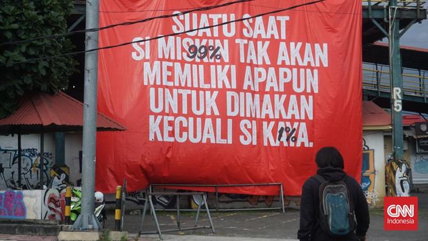 Massa Aliansi Jogja Memanggil menggelar aksi unjuk rasa menolak kenaikan pajak pertambahan nilai (PPN) menjadi 12 persen yang diberlakukan pemerintah per 2025, Senin (30/12). CNN Indonesia/Tunggul Damarjati