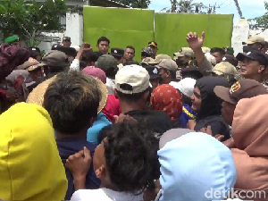 Demo Tambak Udang di Lumajang Diwarnai Saling Dorong