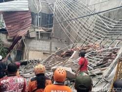 Toko Besi di Pasar Semanggi Solo Ambruk, 1 Orang Tewas