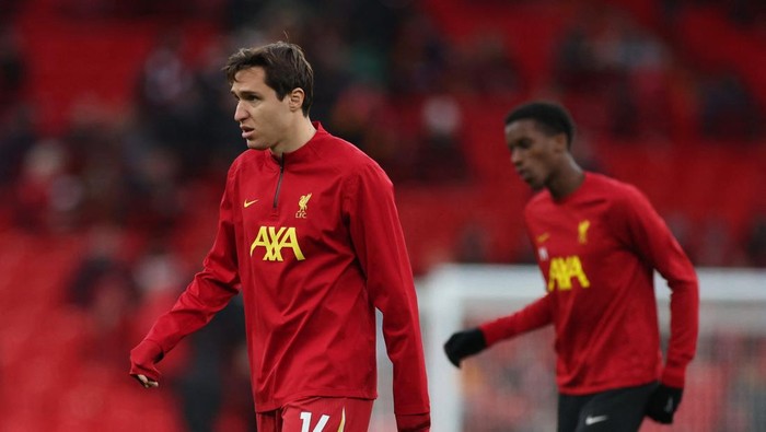 Soccer Football - Premier League - Liverpool v Fulham - Anfield, Liverpool, Britain - December 14, 2024 Liverpools Federico Chiesa during the warm up before the match REUTERS/Phil Noble EDITORIAL USE ONLY. NO USE WITH UNAUTHORIZED AUDIO, VIDEO, DATA, FIXTURE LISTS, CLUB/LEAGUE LOGOS OR LIVE SERVICES. ONLINE IN-MATCH USE LIMITED TO 120 IMAGES, NO VIDEO EMULATION. NO USE IN BETTING, GAMES OR SINGLE CLUB/LEAGUE/PLAYER PUBLICATIONS. PLEASE CONTACT YOUR ACCOUNT REPRESENTATIVE FOR FURTHER DETAILS..