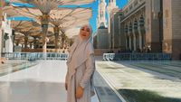 8 Foto Gaya Angelina Sondakh Umrah Pertama Tepat di Hari Ulang Tahun ke-47