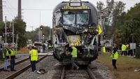 Geger Kereta Tabrak Truk Pemadam Kebakaran di Florida