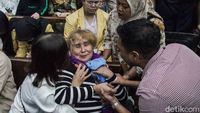 Ibunda Menangis di Sidang Vonis Helena Lim