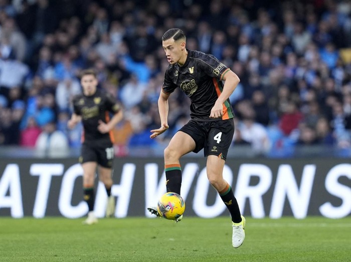  Jay Idzes of Venezia FC in action during the Serie A match between SSC Napoli and Venezia FC at Diego Maradona on December 29, 2024 in Naples, Italy. (Photo by Matteo Ciambelli/DeFodi Images via Getty Images)