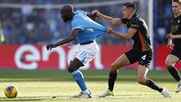 Jay Idzes tak segan melanggar Lukaku, yang di laga itu juga cukup merepotkan. Eks penyerang West Bromwich, Everton Chelsea, Manchester United, dan Inter Milan itu beberapa kali tak bisa melewati Jay Idzes. (Foto: Ciro De Luca/REUTERS)