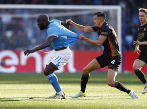 Foto: Momen Sengit Jay Idzes Vs Romelu Lukaku di Laga Napoli Vs Venezia Foto: Momen Sengit Jay Idzes Vs Romelu Lukaku di Laga Napoli Vs Venezia