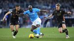 Foto: Momen Sengit Jay Idzes Vs Romelu Lukaku di Laga Napoli Vs Venezia