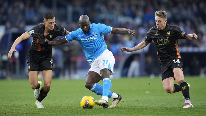 jay idzes,romelu lukaku,napoli vs venezia,napoli,venezia,serie a,liga italia Naples, Italy - December 29: Jay Idzes of Venezia FC, Romelu Lukaku of SSC Napoli and Hans Nicolussi Caviglia of Venezia FC battle for the ball during the Serie A match between SSC Napoli and Venezia FC at Diego Maradona on December 29, 2024 in Naples, Italy. (Photo by Matteo Ciambelli/DeFodi Images via Getty Images)