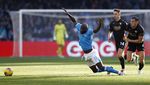 Foto: Momen Sengit Jay Idzes Vs Romelu Lukaku di Laga Napoli Vs Venezia