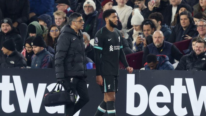 LONDON, ENGLAND - DECEMBER 29: Joe Gomez of Liverpool is taken off the pitch injured during the Premier League match between West Ham United FC and Liverpool FC at London Stadium on December 29, 2024 in London, England. (Photo by Crystal Pix/MB Media/Getty Images)