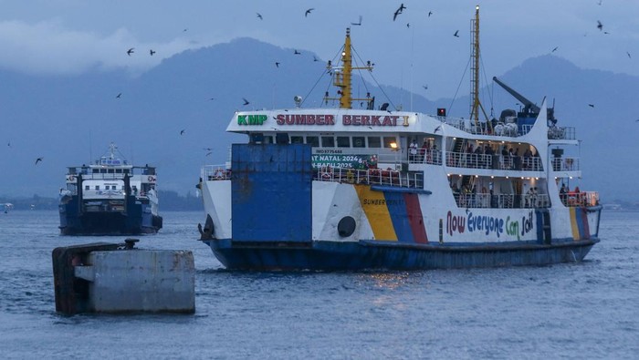 Sejumlah kendaraan antre memasuki kapal di Pelabuhan Ketapang, Banyuwangi, Jawa Timur, Senin (30/12/2024). Berdasarkan data posko ASDP Ketapang-Gilimanuk, pada periode H-7 sampai H+4 masa libur Natal dan Tahun Baru 2025 dari Bali menuju Jawa sebanyak 309.964 orang atau turun sebanyak 6 persen jikalau dibandingkan tahun sebelumnya, sedangkan dari Jawa menuju Bali sebanyak 320.183 orang atau turun 12 persen yang diprediksi penurunan tersebut akhir cuaca yang tidak menentu dan masa libur yang cukup panjang sehingga perjalanan penduduk  terpecah. ANTARA FOTO/Budi Candra Setya/rwa.