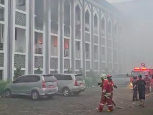 Video Kebakaran di Gedung Kampus UIN Ciputat Tangsel Video Kebakaran di Gedung Kampus UIN Ciputat Tangsel