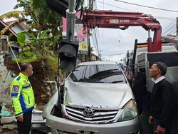 Mobil Tabrak Tiang Lampu Jalan hingga Terguling di Bogor