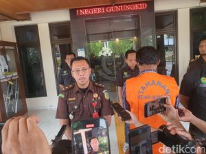 Diserahkan ke Kejari, Lurah Tersangka Kasus TKD Sampang Segera Disidang Diserahkan ke Kejari, Lurah Tersangka Kasus TKD Sampang Segera Disidang