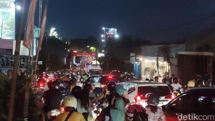 Kemacetan Parah di Canggu Potret kemacetan parah di Jalan Raya Canggu, Kuta Utara, Badung, Senin (30/12/2024). (Ahmad Firizqi Irwan/detikBali)