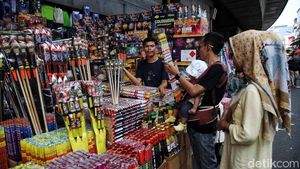 Pedagang Kembang Api Tahun Baru Mulai Diserbu Pembeli