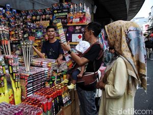 Pedagang Kembang Api Tahun Baru Mulai Diserbu Pembeli Pedagang Kembang Api Tahun Baru Mulai Diserbu Pembeli