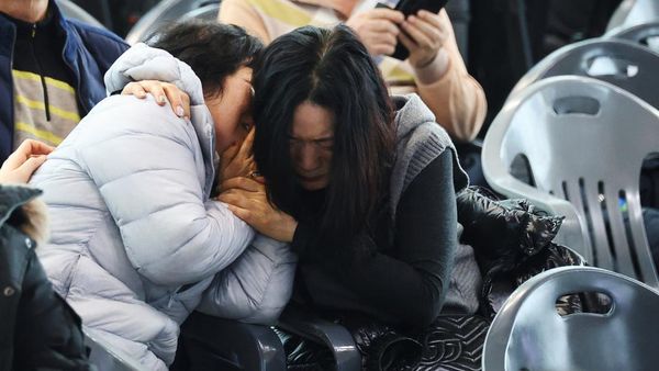 Kesedihan Keluarga Penumpang Jeju Air yang Kecelakaan di Korsel