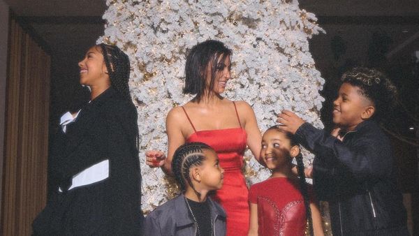 Foto Langka Keluarga Kim Kardashian dengan Ke-4 Anaknya yang Beranjak Besar