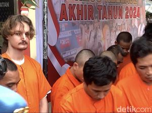 Bule Rusia Diringkus Setelah Curi Motor di Pantai Ungasan Bule Rusia Diringkus Setelah Curi Motor di Pantai Ungasan