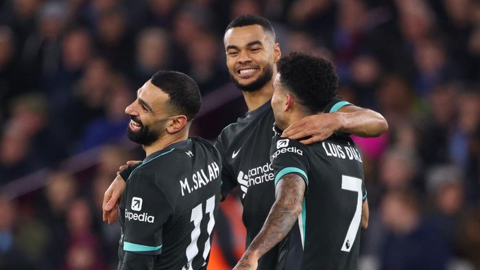 LONDON, ENGLAND - DECEMBER 29: Cody Gakpo of Liverpool celebrates scoring the second goal with Mohamed Salah and Luis Diaz of Liverpool during the Premier League match between West Ham United FC and Liverpool FC at London Stadium on December 29, 2024 in London, England. (Photo by Marc Atkins/Getty Images)