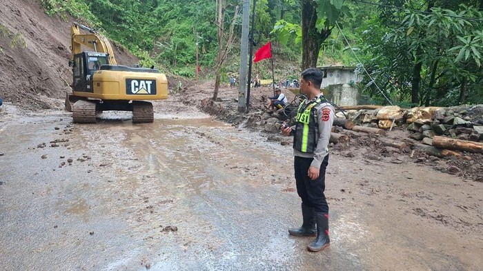 Longsor di Jalan Nasional Bagbagan Sukabumi Longsor di Jalan Nasional Bagbagan Sukabumi