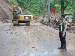 Jalan Nasional Bagbagan Sukabumi Kembali Tertutup Longsor