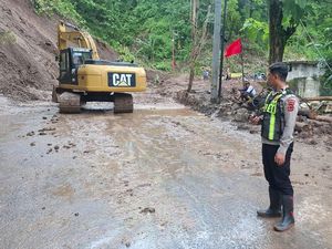 Jalan Nasional Bagbagan Sukabumi Kembali Tertutup Longsor Jalan Nasional Bagbagan Sukabumi Kembali Tertutup Longsor