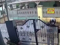 Video Maling Gasak Emas Rp 35 Juta di Bekasi: Assalamualaikum, Paket