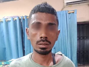 Potret Pria Bersajam Hadang Busway hingga Kejar-kejar Polisi di Jakbar