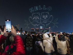 Meriahnya Pertunjukan Drone Panda Pertama di Hong Kong Meriahnya Pertunjukan Drone Panda Pertama di Hong Kong