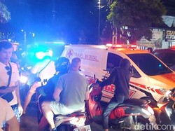 Jalanan Canggu Padat Merayap Saat Libur Nataru, Ambulans pun Terjebak Macet