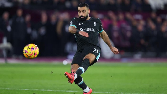 LONDON, ENGLAND - DECEMBER 29:  Mohamed Salah of Liverpool during the Premier League match between West Ham United FC and Liverpool FC at London Stadium on December 29, 2024 in London, England. (Photo by Marc Atkins/Getty Images)