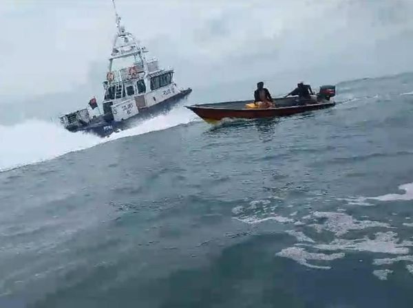 Momen Kapal Patroli Singapura Intimidasi Nelayan Batam di Perbatasan
