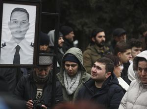 Momen Pilu Pemakaman Pilot dan Kru Pesawat Azerbaijan Airline Momen Pilu Pemakaman Pilot dan Kru Pesawat Azerbaijan Airline