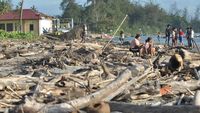 Pantai Pekik Nyaring Bengkulu Dipenuhi Sampah Kiriman