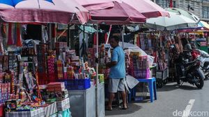 Pedagang Kembang Api Menjamur Jelang Tahun Baru