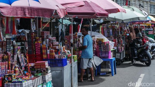 Pedagang Kembang Api Menjamur Jelang Tahun Baru