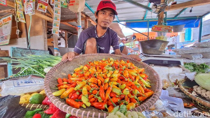 Pedagang Pasar Baleendah, Riki (42) ketika menyeleksi cabe rawit. Pedagang Pasar Baleendah, Riki (42) ketika menyeleksi cabe rawit.