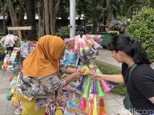 Pedagang Trompet Tahun Baru di Surabaya Tetap Jualan Meski Dilarang Pedagang Trompet Tahun Baru di Surabaya Tetap Jualan Meski Dilarang