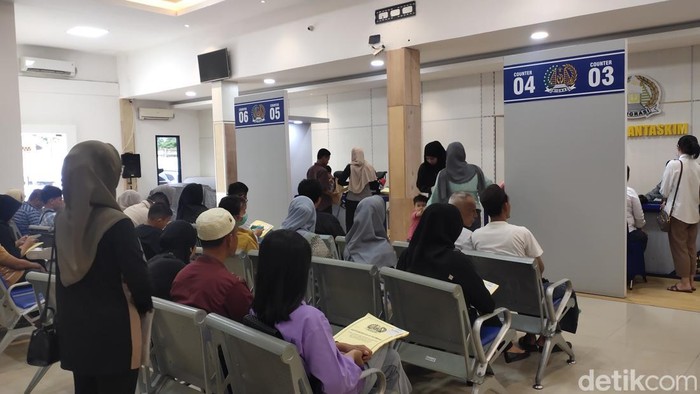 Pemohon paspor antri untuk menghasilkan paspor di Kantor Imigrasi Kelas 1 Palembang