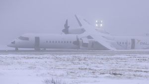 Penampakan Pesawat Air Canada yang Terbakar Saat Mendarat Darurat